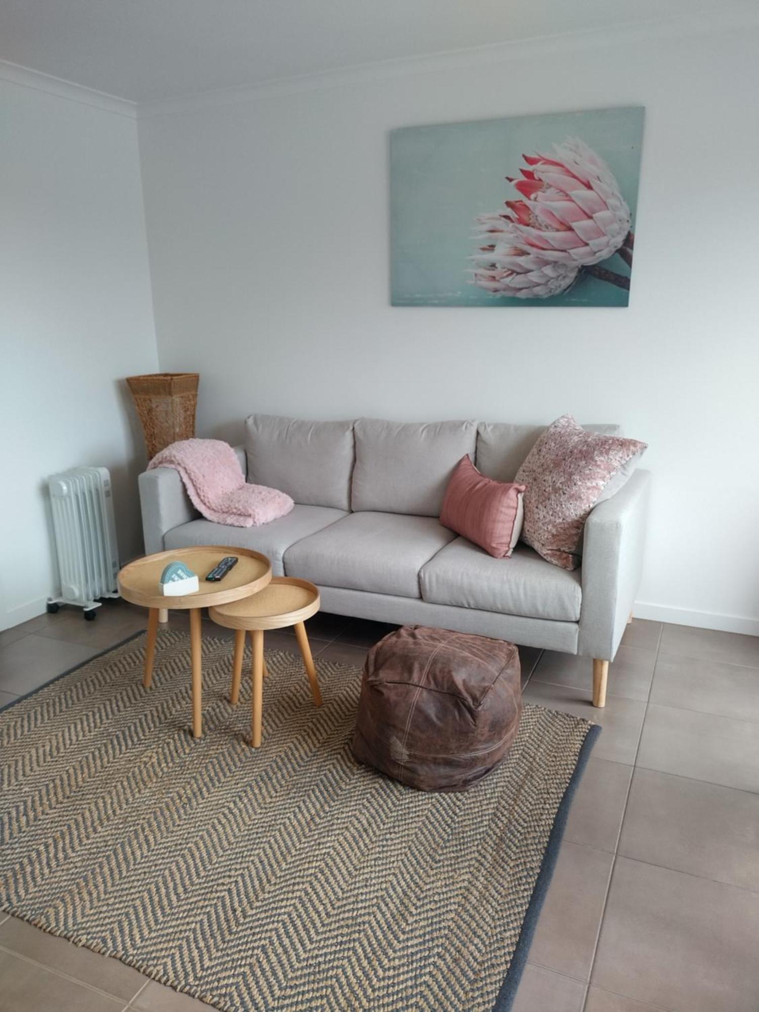 Cosy, Self-contained And To Everywhere Apartment